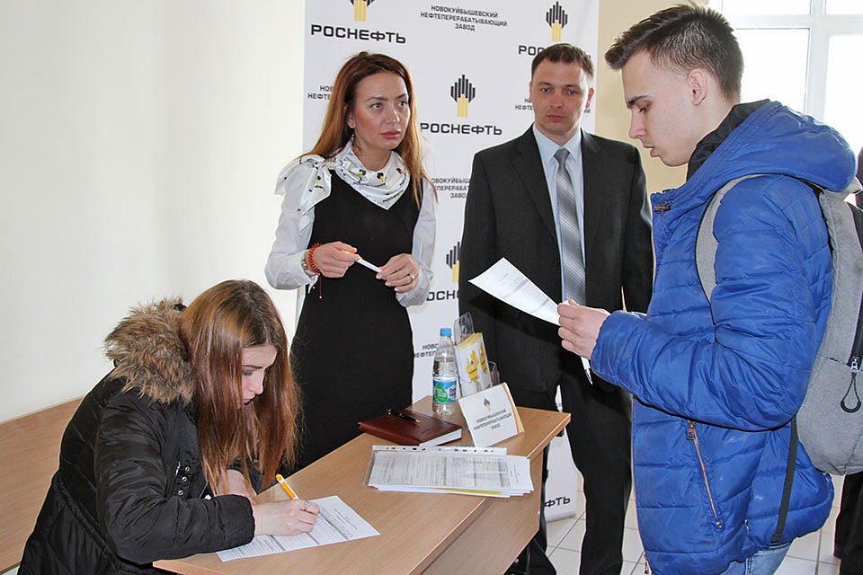 Студенты, выбирая НК НПЗ местом прохождения практики, часто после вуза вливаются в заводской коллектив. Фото: АО "НК НПЗ"
