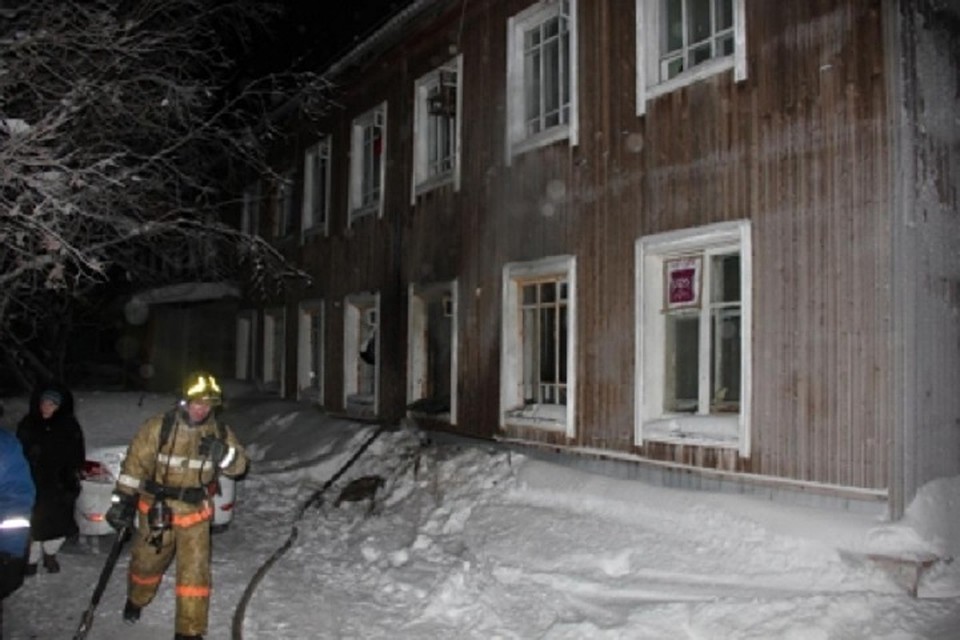В Салехарде на улице Республики полыхало общежитие Фото: 89.mchs.gov.ru