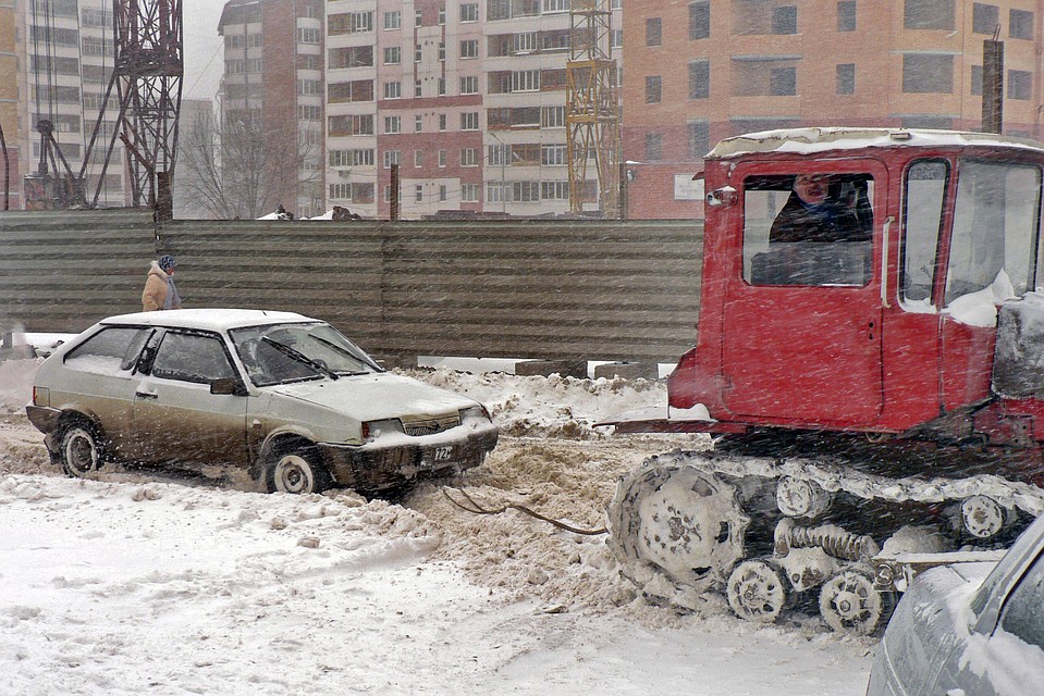 Старая «восьмерка» стоит на штраф-стоянке уже несколько лет, долг за нее увеличивается с каждым днем.