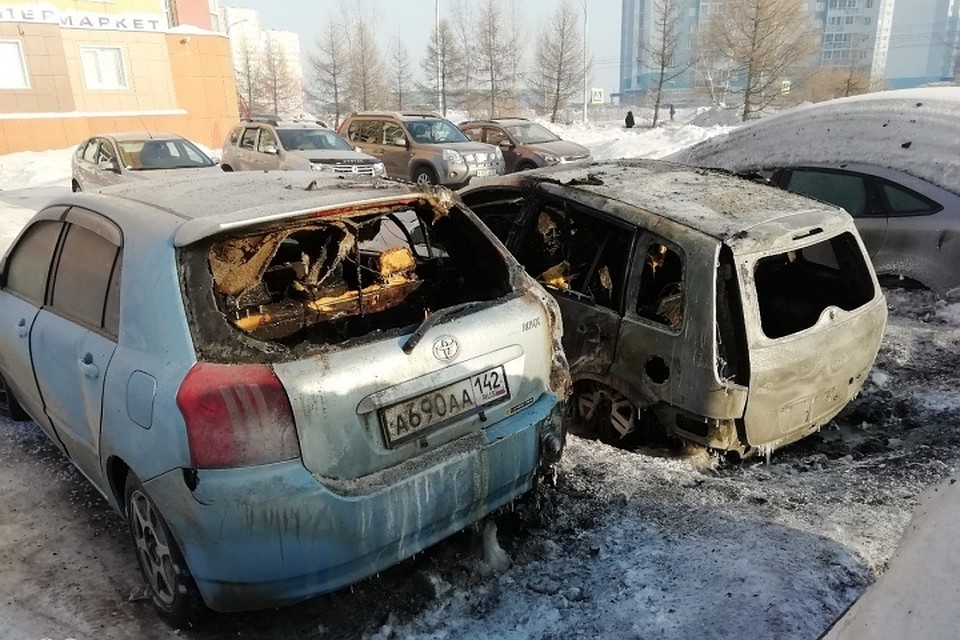 Ночью в Кемерове подожгли два автомобиля. Фото: vk.com, "Инцидент Кемерово", Сергей Черкасов.