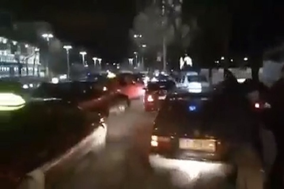 На "разборки" приехало 25 таксистов (Фото: скрин с видео).