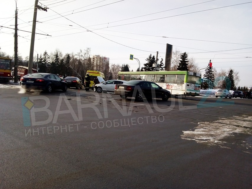 Девушка пострадала в серьезном ДТП в центре Барнаула