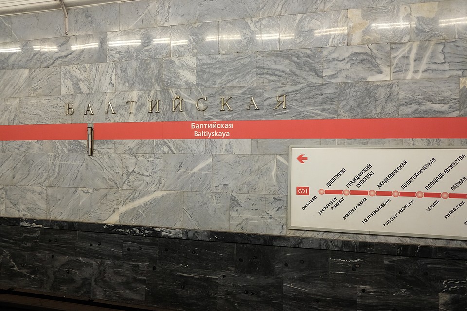 Врачи полчаса реанимировали петербуржца, упавшего без создания в метро