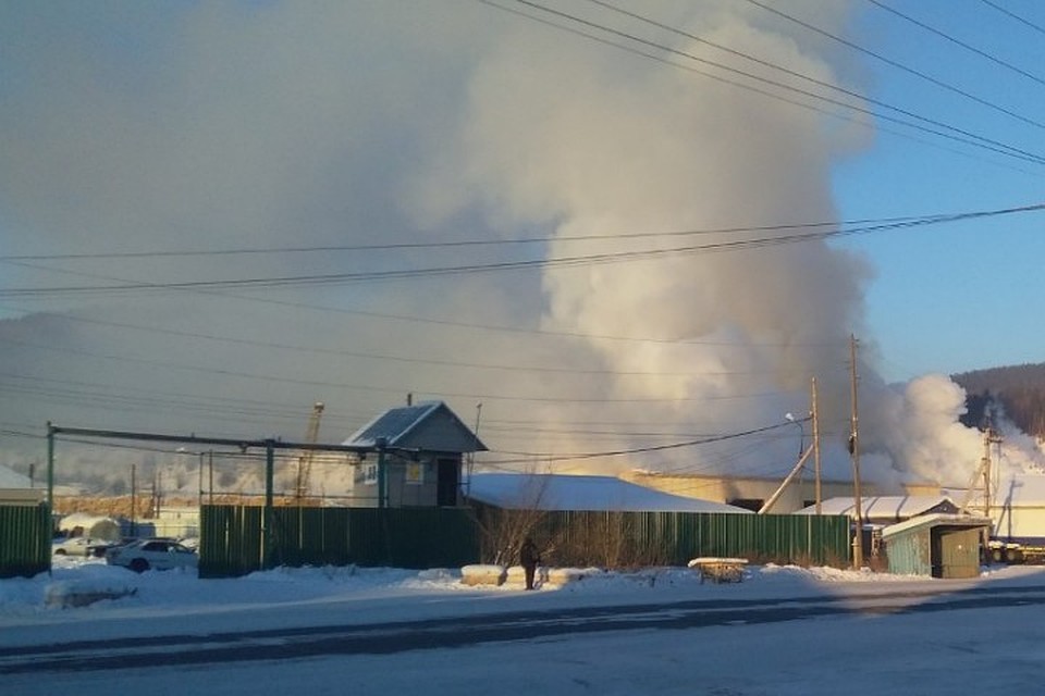 Пожар в Усть-Куте, из горящего гаражного бокса вынесли 10 газовых баллонов. Фото: Инцидент Иркутск.