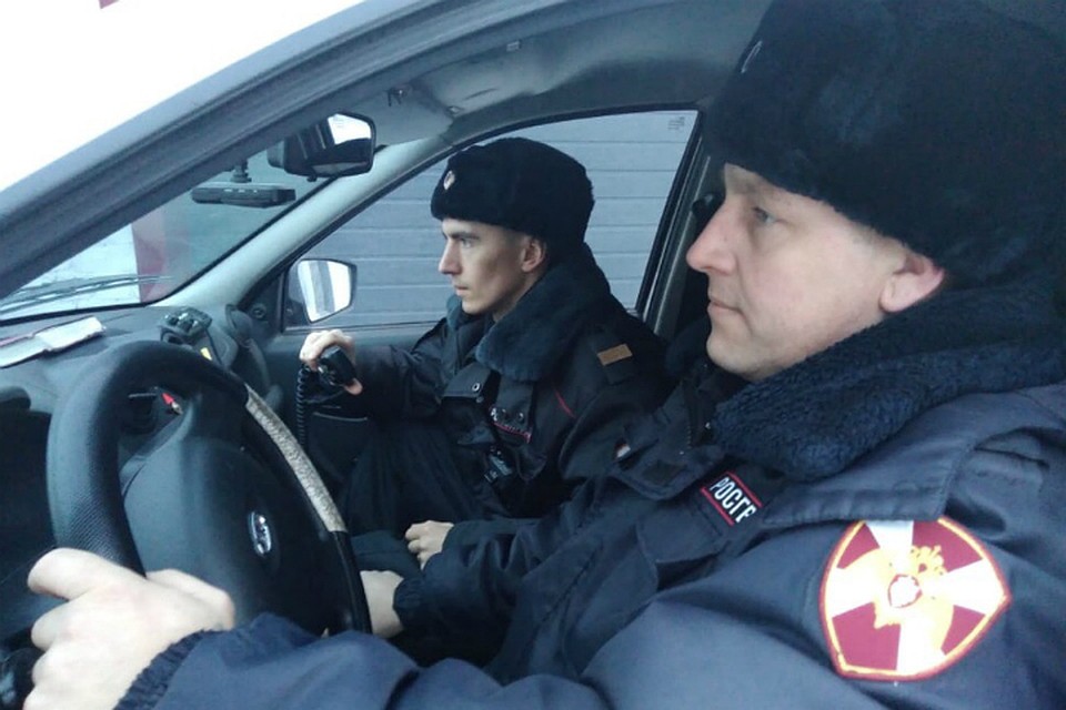 Дебошира задержали правоохранители. Фото: пресс-служба управления Росгвардии по Омской области