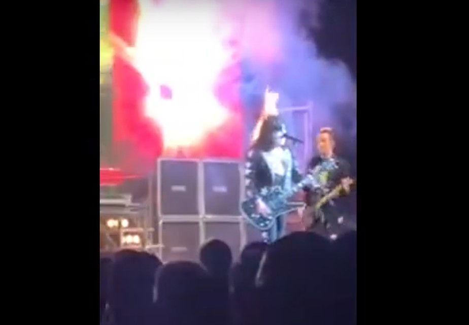 На шоу двойников Kiss один из вокалистов загорелся на сцене