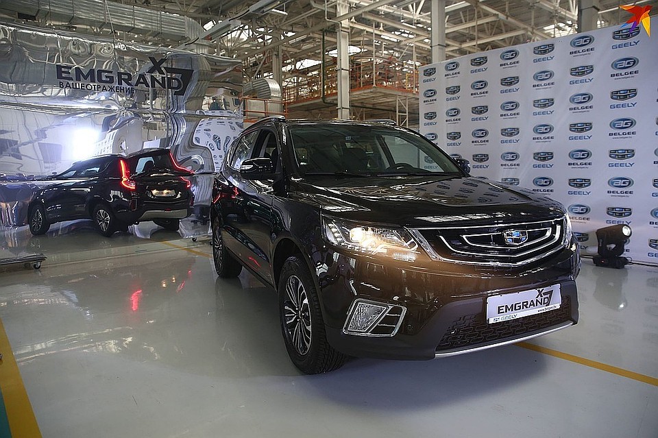 Geely Emgrand X7 – это «младший брат» Geely Atlas – правда, он всего на два сантиметра короче.