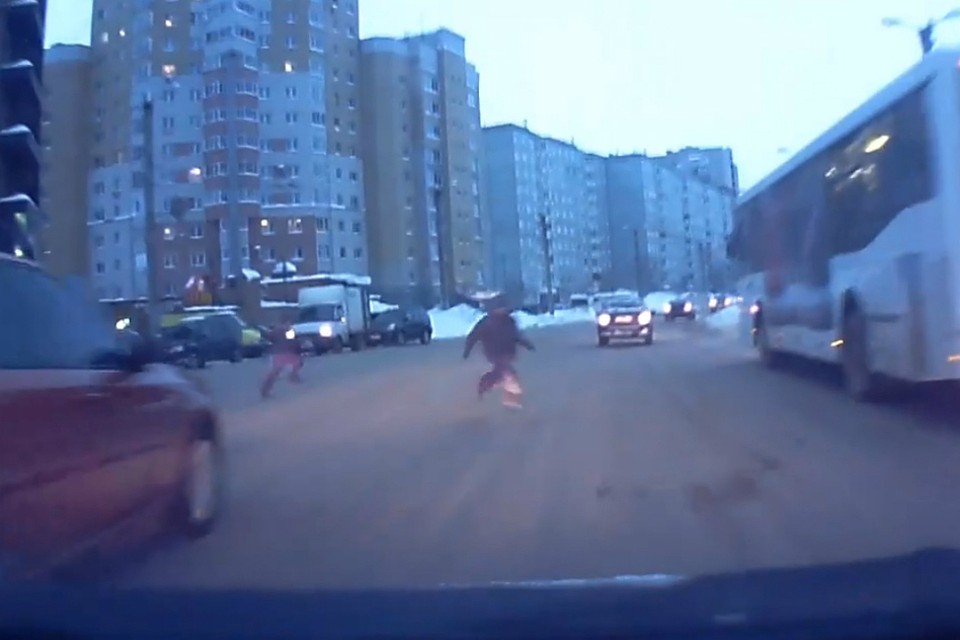 Дети перебежали дорогу за десяток метров от пешеходного перехода. Фото: vk.com/zlo43