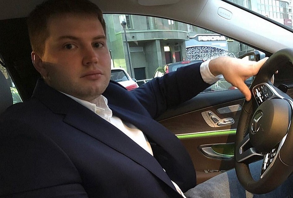 С приходом в медиа-сферу Устинов пересел на респектабельные авто. Фото: личная страница Александра Устинова в Facebook