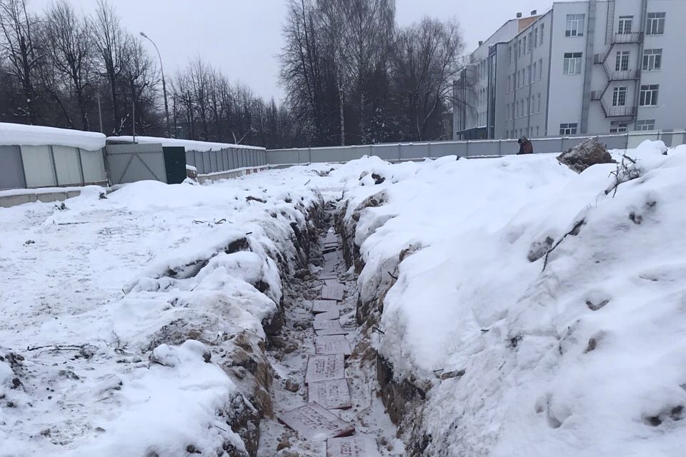 В настоящее время земельный участок освобожден от электроустановок Ярэнерго и ограничение по использованию площадки под новое строительство снято.