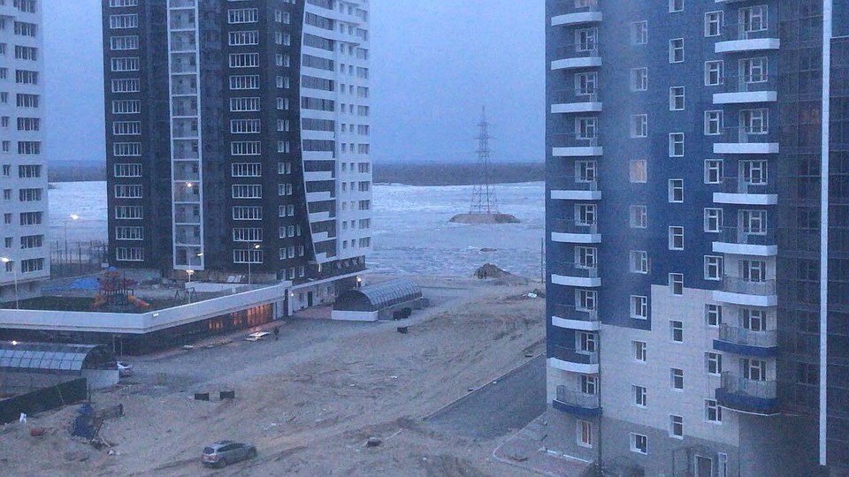 Расследованием причин произошедшего и установлением виновных займется техническая комиссия Госстройжилнадзора Якутии.