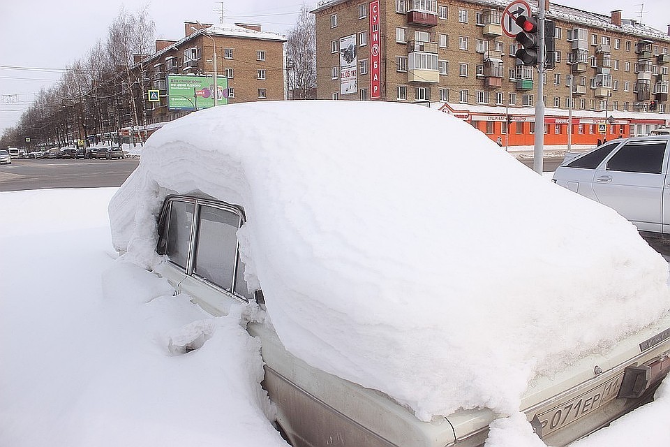 Такие автомобили мешают жителям двора