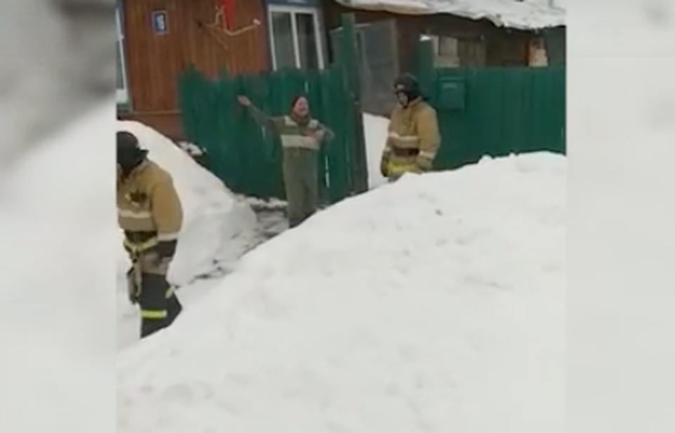 Женщина распевала песни о неразделенной любви и просила ей помочь