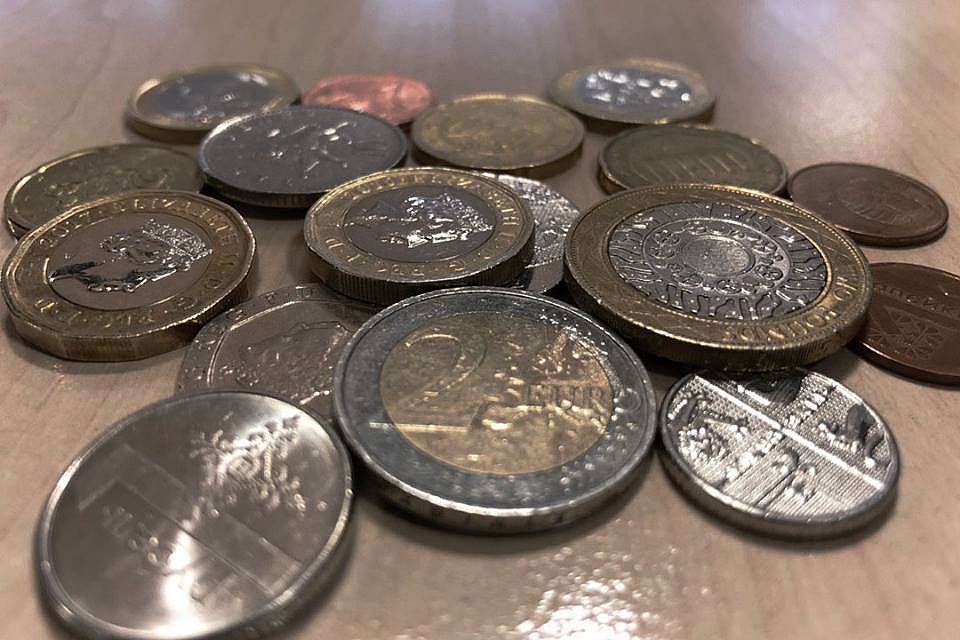 Ждем, что в 2019 году пенсии доведут до 411 рублей.