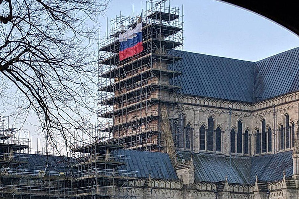 Британская полиция начала расследование по флагу на "Солсберецком" соборе