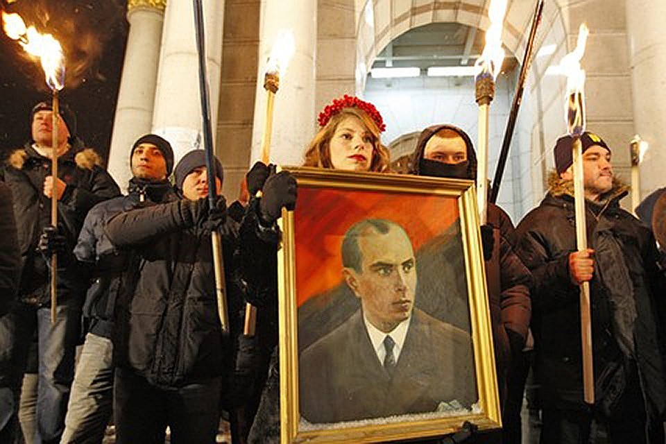 Последователи нацистов на Украине ходят колоннами по улицам, жгут факелы в ночи, пугают мирное население в Киеве