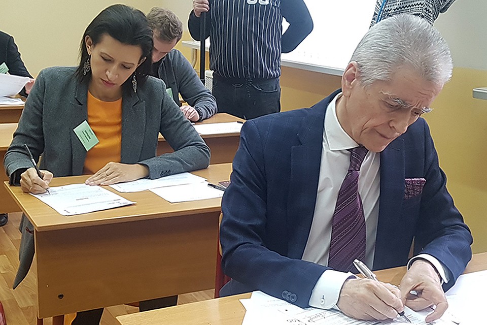 Экс-главный санитарный врач Геннадий Онищенко и актриса Елена Борщева сдали ЕГЭ по русскому