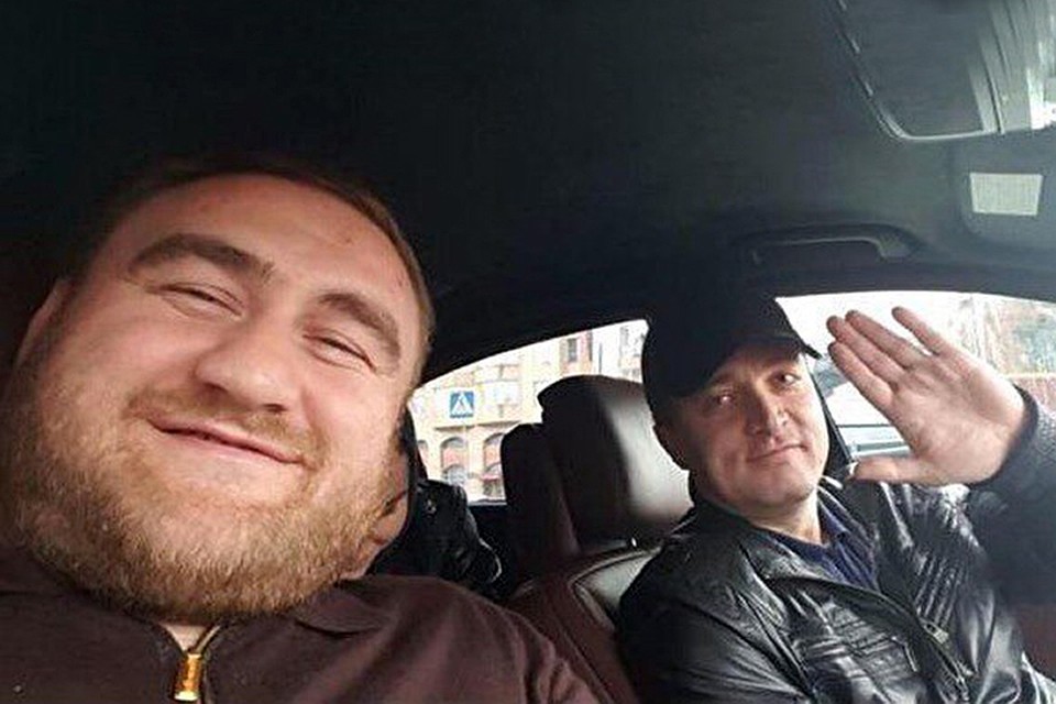 Подозреваемый в убийствах Рауф Арашуков с начальником оперативно-розыскной части МВД КЧР Тимуром Бетугановым. Этот полицейский должен был раскрывать преступления сенатора, а не кататься с ним в машине.