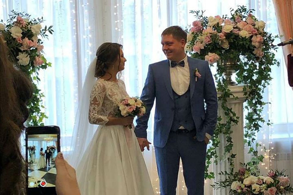 Вместо подарков на свадьбу молодожены попросили пожертвовать деньги на лечение мальчика. Фото: Ольга АБАНЦЕВА.