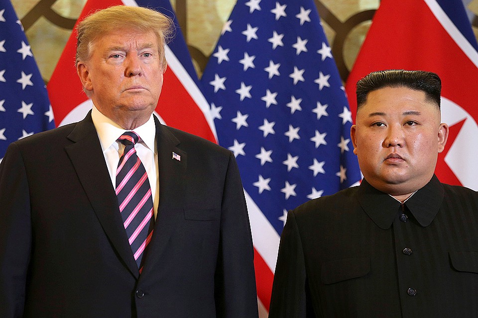 Дональд Трамп и Ким Чен Ын перед началом переговоров.