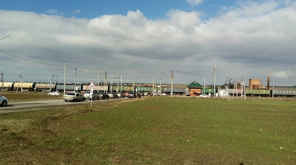 Под Анапой тепловоз перекрыл въезд в село