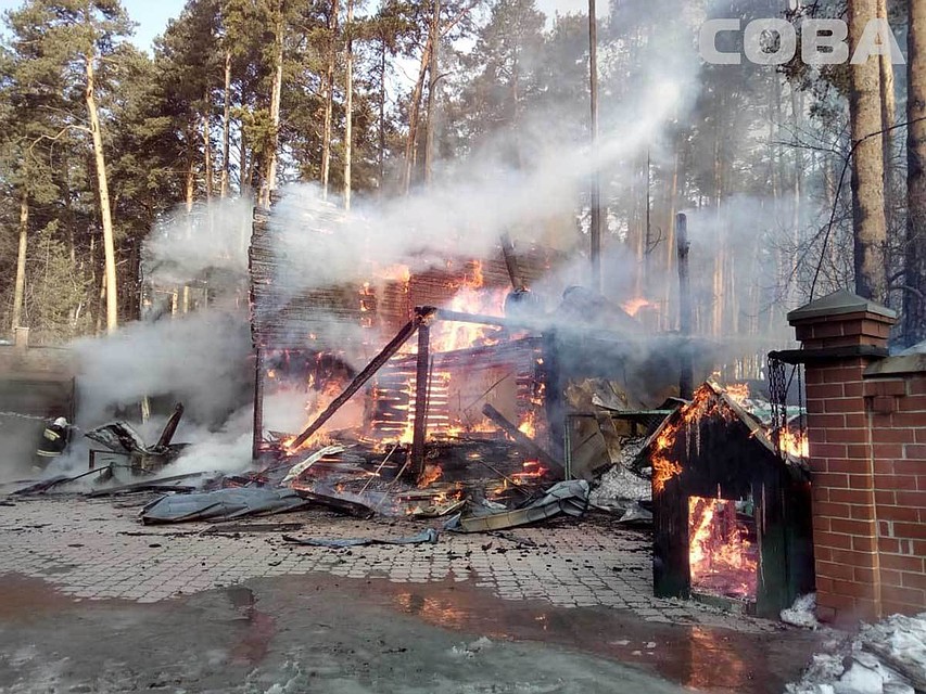 Пожар объял всё двухэтажное строение Фото: Служба спасения "СОВА"