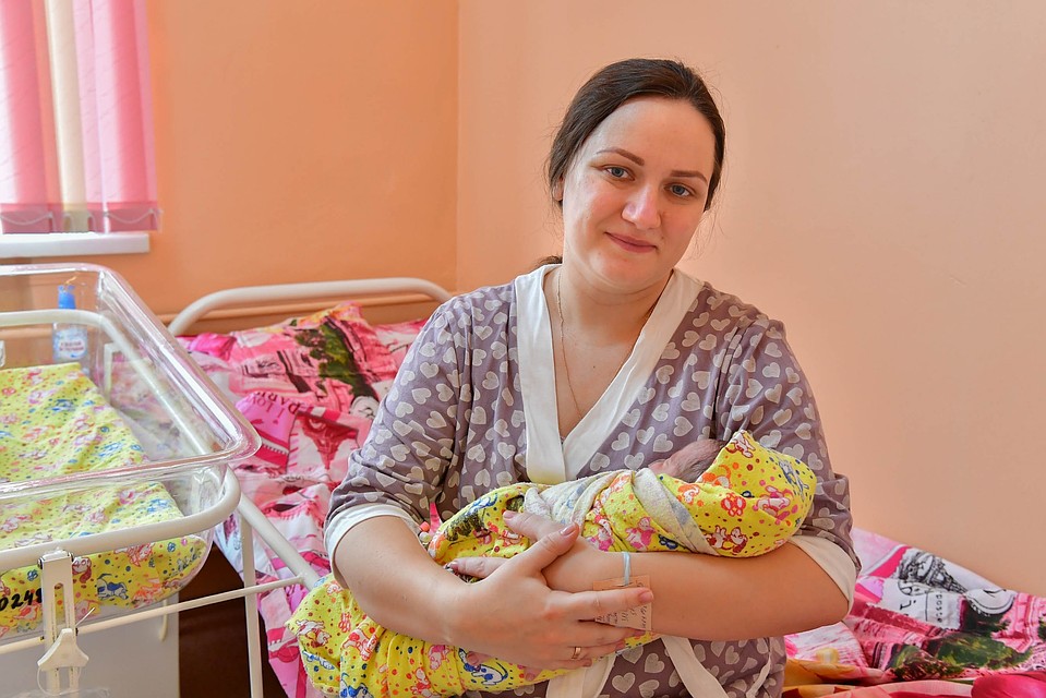 «Родился мальчик, назвали Кириллом»: во время матча по керлингу у красноярской болельщицы начались роды.