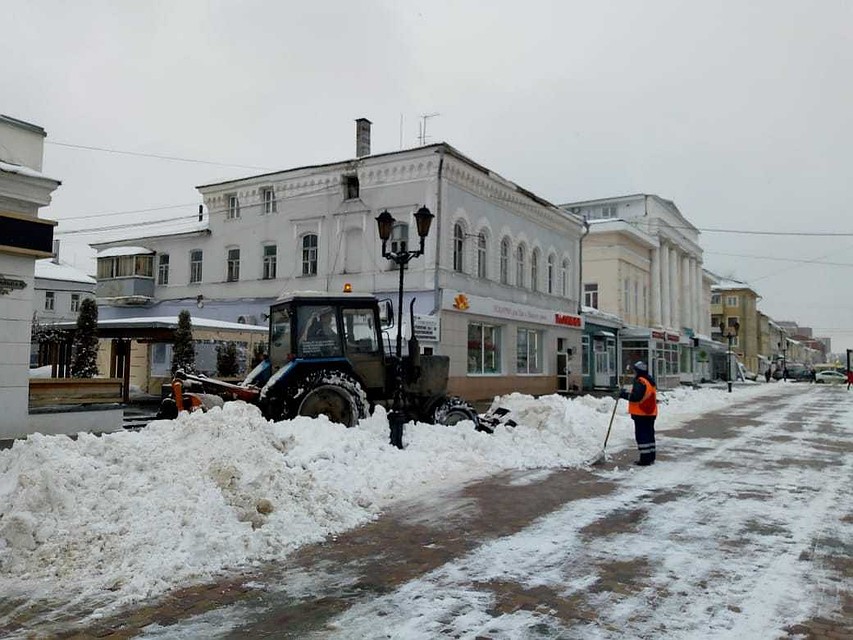 Только в первую смену дорожники вывезли с территории города 680 кубометров снега