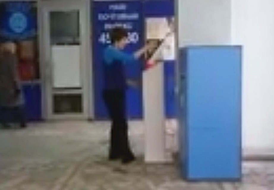 Кадр из видео, в котором посетитель отделения почты в Челябинске пытается обличить сотрудницу