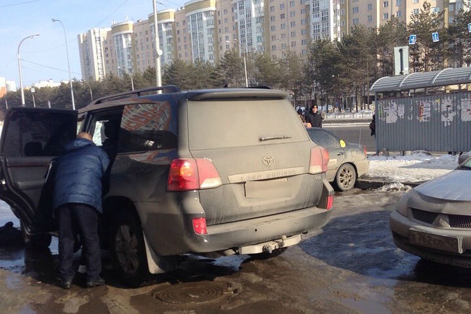 Молодого мужчину насильно затолкали в автомобиль. Фото: vk.com, "Инцидент Кемерово".