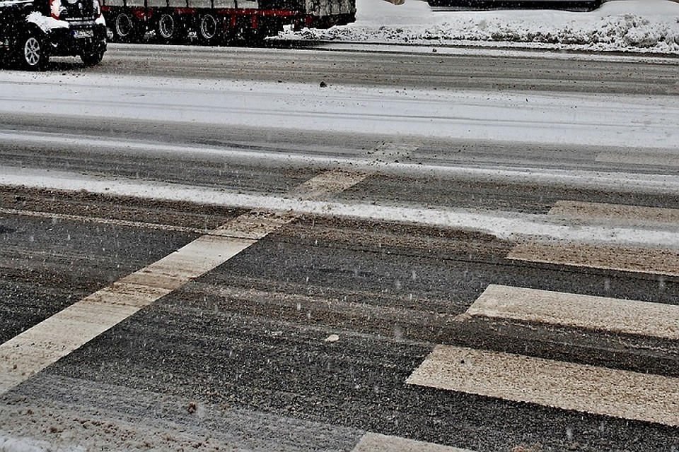 Два человека пострадали во время перехода дороги.