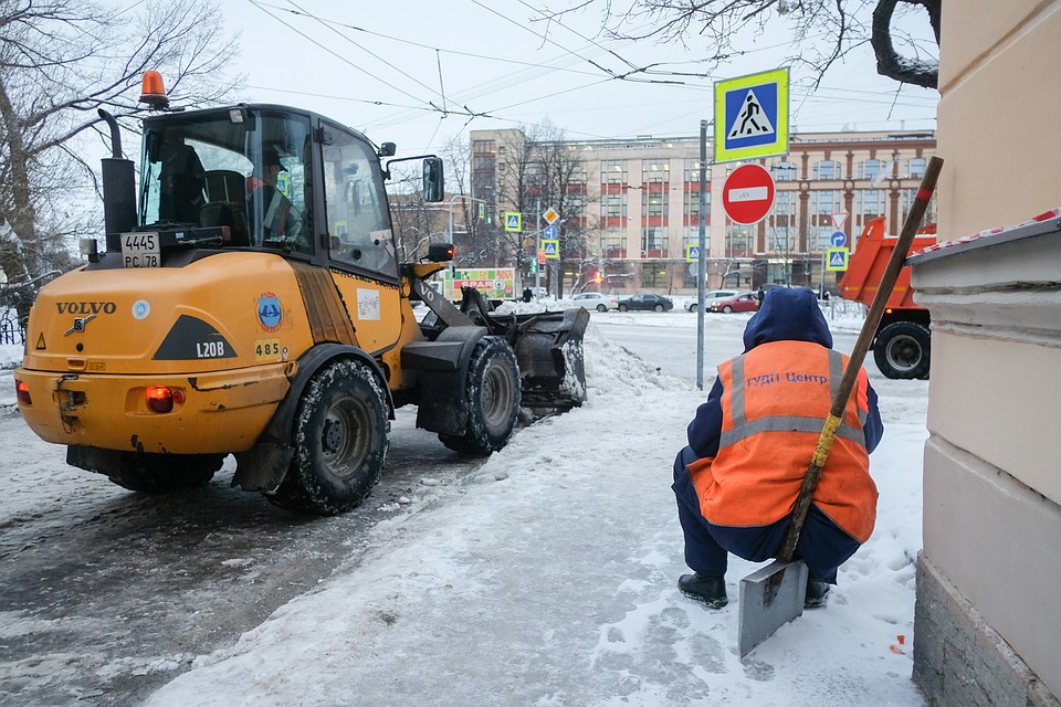 Коммунальщикам придется справиться с новыми снегопадами в Петербурге