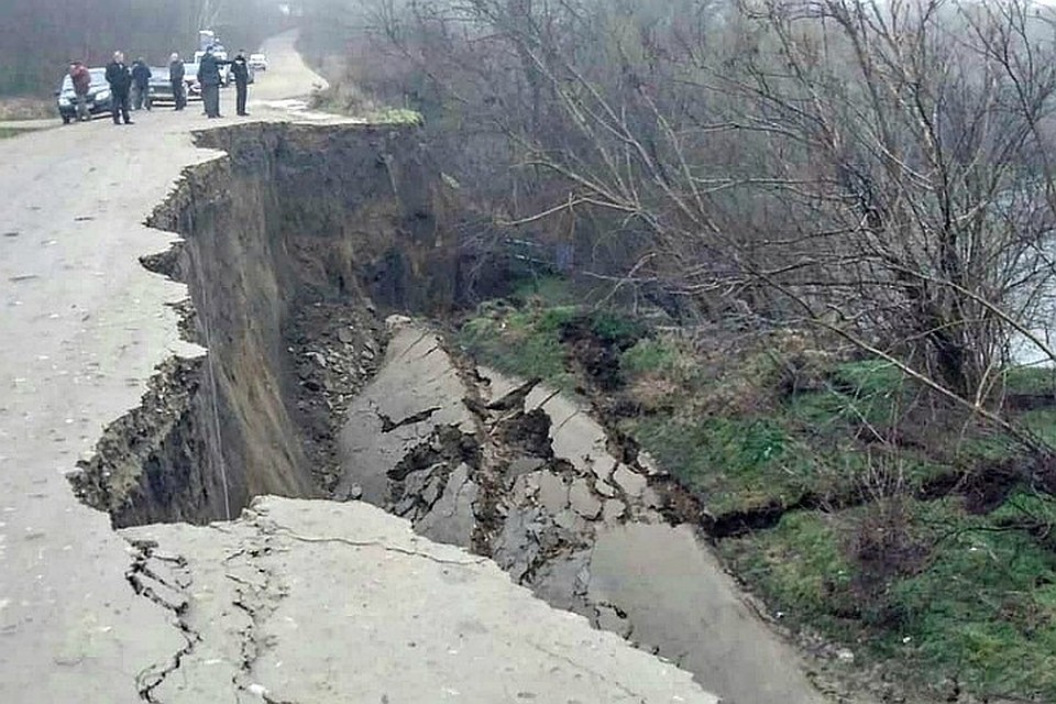 В Горячем Ключе на ремонт разрушенной оползнем дороги выделят 200 тысяч рублей