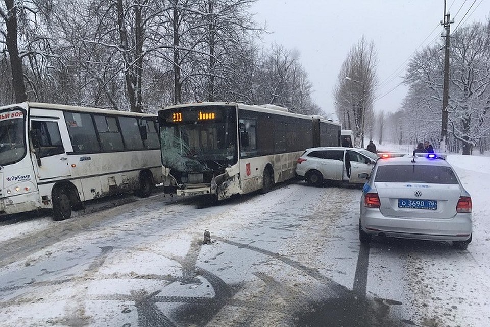 На Ораниенбаумском шоссе в ДТП попал автобус и два автомобиля Фото предоставлено: Отдел пропаганды УГИБДД Петербурга