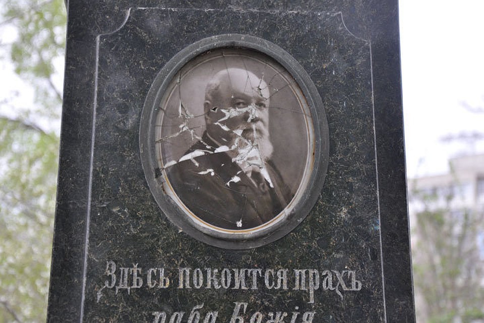 В законе написано, что на кладбище нет памятников общественного и исторического значения!