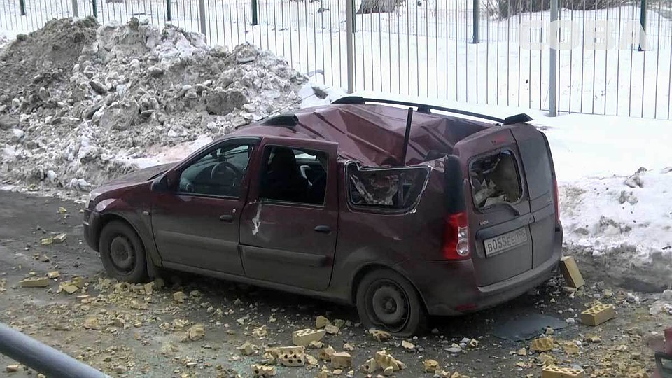 Машины после падения кирпичей - всмятку Фото: Служба спасения "СОВА"