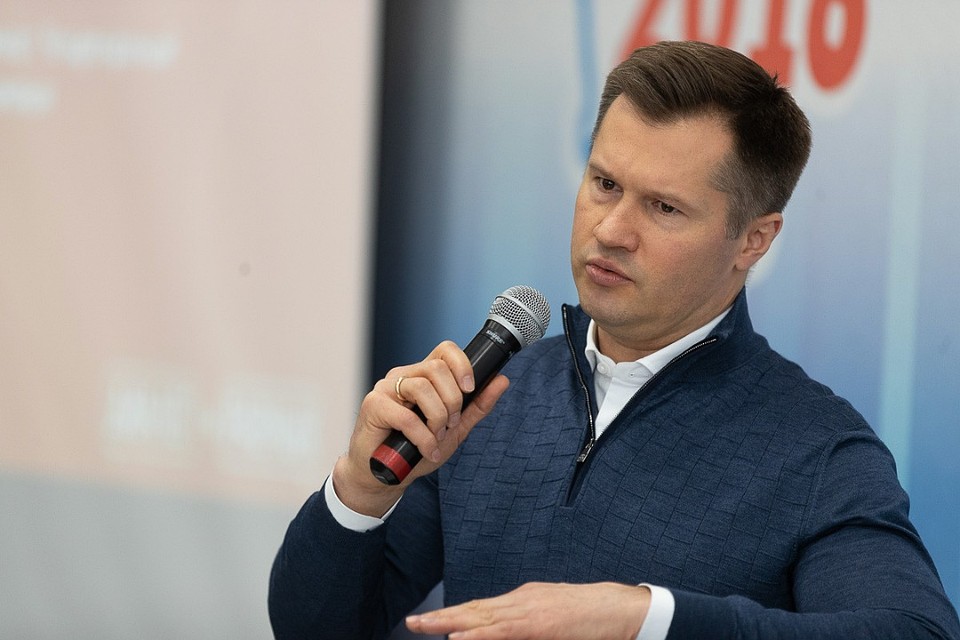 Алексей Немов не только осмотрел здание будущей школы спортивной гимнастики, но и провел "Диалог на равных".