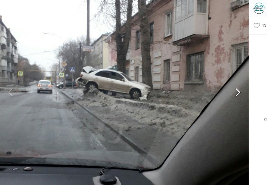 Иномарка врезалась в столб в Барнауле после побега от ДПС