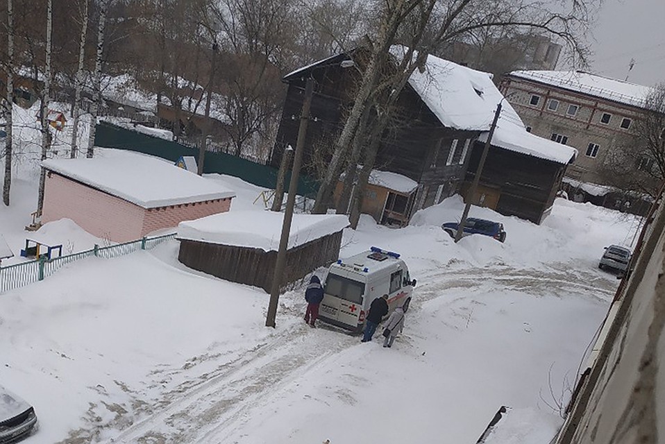 В кировском дворе застряла машина скорой помощи. Фото: vk.com/zlo43