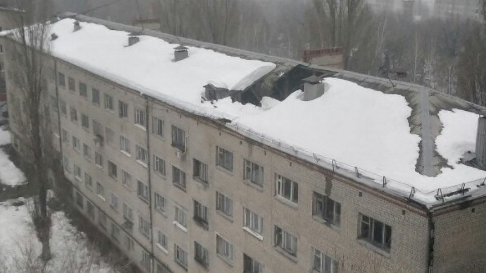 Неочищенная крыша не выдержала тяжести снега