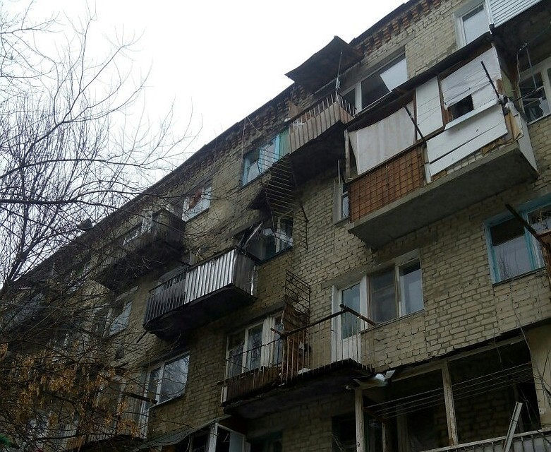 В Саратове с жилого дома упал балкон. Фото из соцсетей