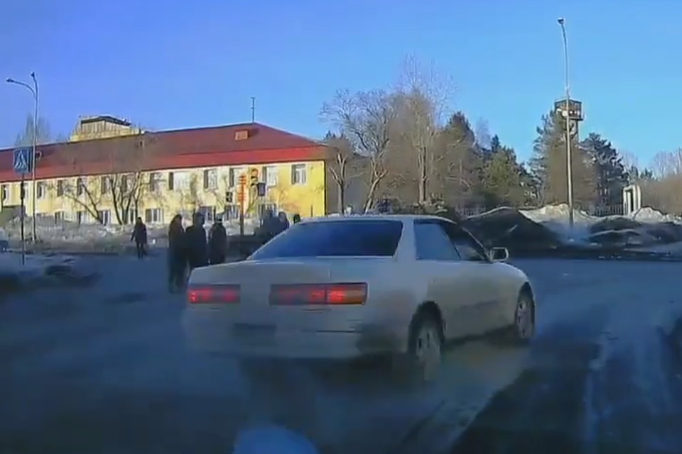 Иномарка чудом не зацепила переходящих дорогу пешеходов Кадр: "Регион-42 Кемерово" / "ВКонтакте"
