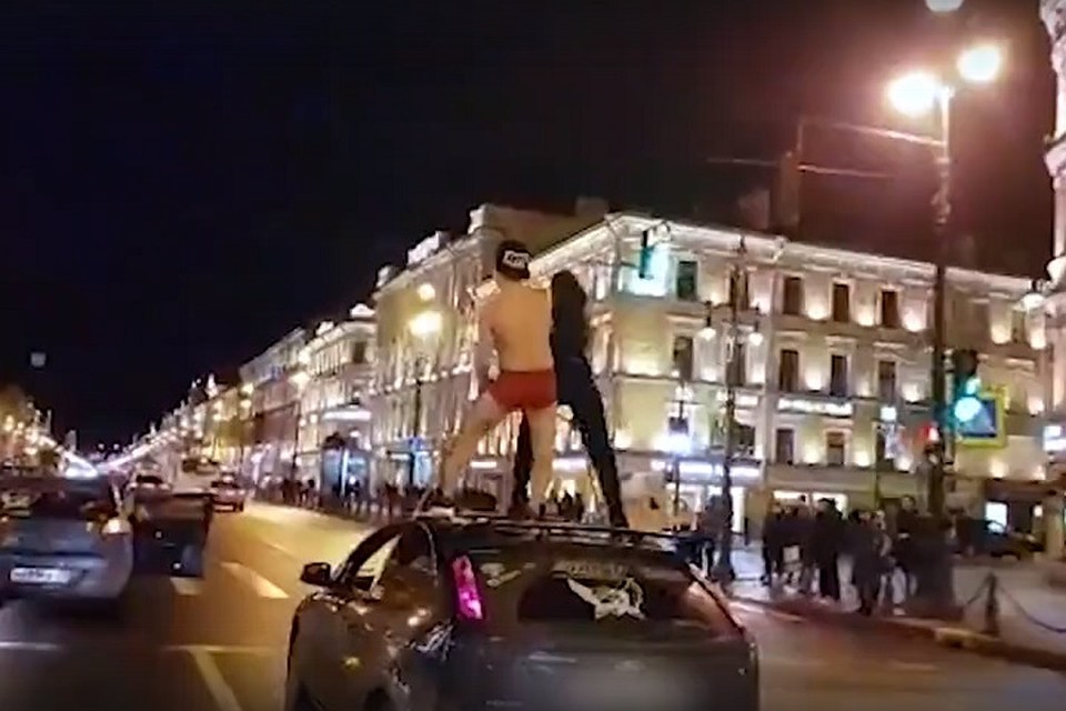 Полуголая парочка "раскачала" Невский проспект Фото: Стоп-кадр с видео