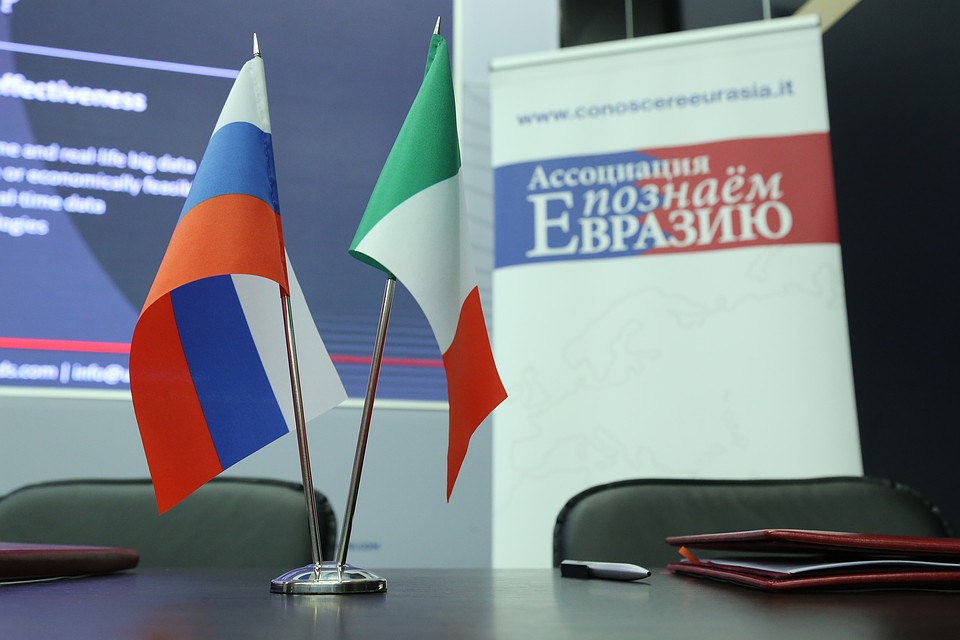 Организаторами мероприятия выступают Фонд Росконгресс и Ассоциация «Познаём Евразию» в сотрудничестве с Ассоциацией Европейского бизнеса и Бельгийско-Люксембургской Торговой Палатой.