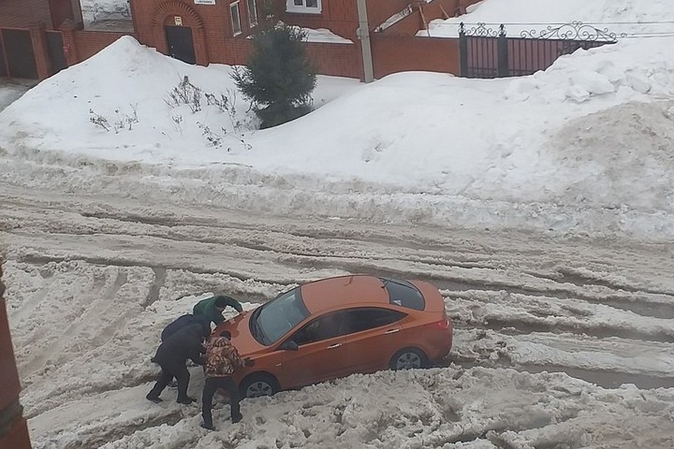 Автомобилисты из Башкирии застревают в лужах из снега и талой воды