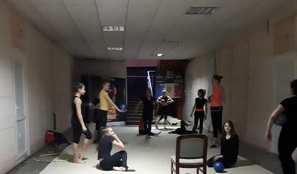 Девочки занимаются в коридоре.