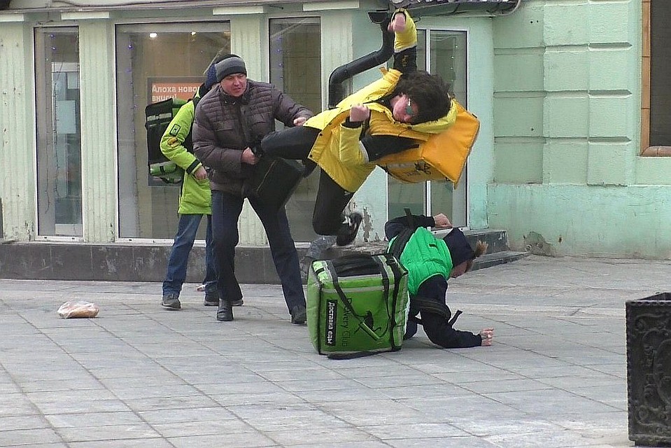 Курьеры из служб доставки еды дрались как голливудские каскадеры