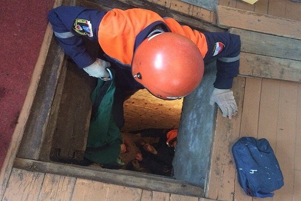 Спасатели вызволили из погреба хозяина