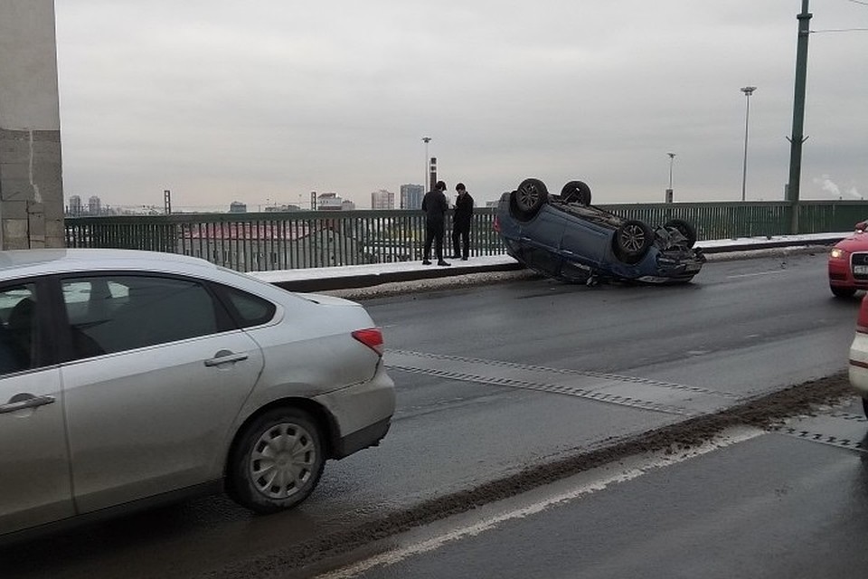 На Сортировочном мосту на крышу "прилегла" иномарка. Фото: vk.com/spb_today