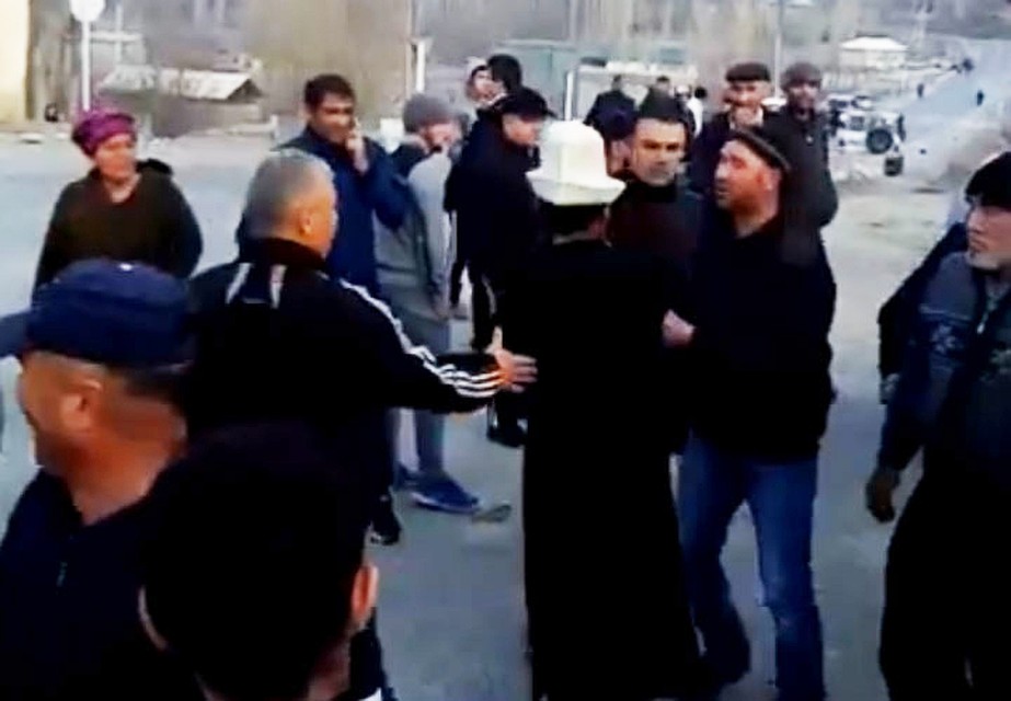 Конфликт между сельчанами вспыхнул из-за строительства дороги Аксай - Тамдык.